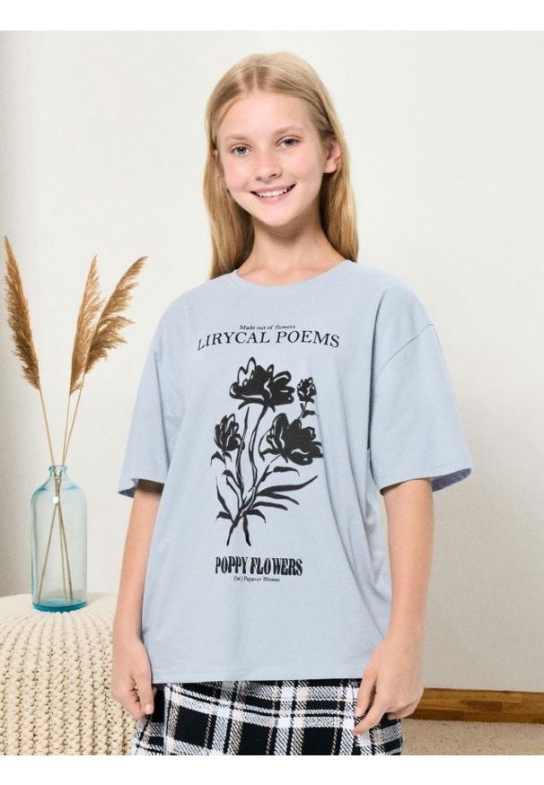 Sinsay - Bawełniana koszulka z kwiatowym nadrukiem - błękitny. Kolor: niebieski. Materiał: bawełna. Wzór: nadruk, kwiaty