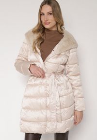 Born2be - Beżowa Długa Kurtka Ozdobiona Pikowaniem z Nieodpinanym Kapturem i Paskiem Lidaveia. Okazja: na co dzień. Kolor: beżowy. Materiał: jeans. Długość: długie. Wzór: aplikacja. Styl: klasyczny, casual, elegancki #1