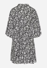 Born2be - Czarna Bawełniana Sukienka w Kwiaty o Rozkloszowanym Kroju Jenaleira. Okazja: na co dzień. Typ kołnierza: dekolt w serek. Kolor: czarny. Materiał: bawełna. Długość rękawa: krótki rękaw. Wzór: kwiaty. Styl: klasyczny, casual #6