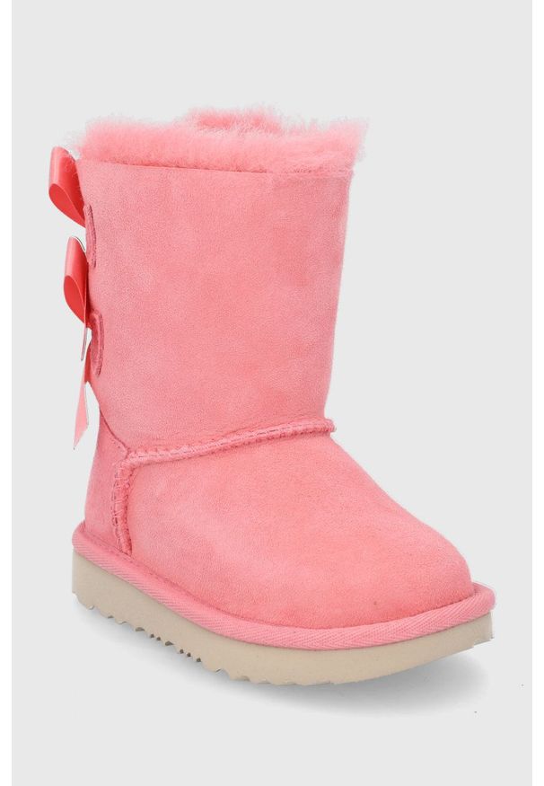Ugg - UGG Śniegowce zamszowe dziecięce Bailey Bow II. Nosek buta: okrągły. Kolor: różowy. Materiał: zamsz