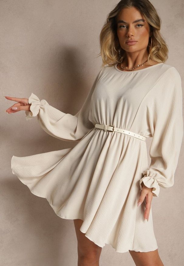 Renee - Jasnobeżowa Rozkloszowana Sukienka z Gumką w Talii i przy Mankietach Tesunela. Okazja: na co dzień. Kolor: beżowy. Styl: casual, elegancki