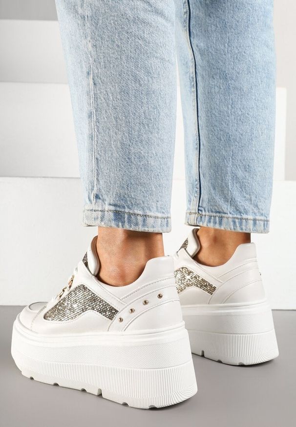 Renee - Białe Sneakersy Vices na Platformie Ozdobione Brokatem Ldivana. Okazja: na co dzień. Nosek buta: okrągły. Zapięcie: sznurówki. Kolor: biały. Materiał: jeans. Wzór: aplikacja. Obcas: na platformie