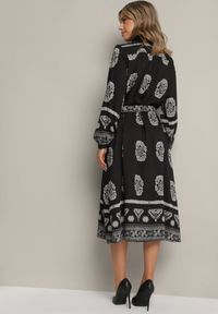 Born2be - Czarna Koszulowa Sukienka Ozdobiona Ornamentalnym Wzorem z Wiązanym Paskiem Roriola. Okazja: na co dzień, do pracy. Kolor: czarny. Materiał: tkanina, wiskoza, skóra. Wzór: aplikacja. Typ sukienki: koszulowe. Styl: casual, elegancki, klasyczny #7