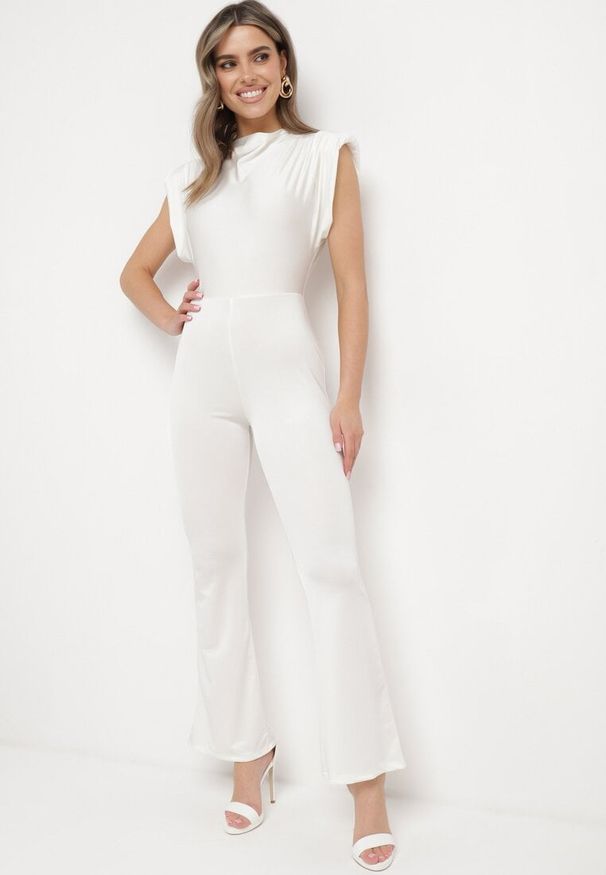 Born2be - Biały Kombinezon z Rozszerzanymi Nogawkami i Poduszkami w Ramionach Atearai. Okazja: na co dzień. Kolor: biały. Długość rękawa: krótki rękaw. Długość: krótkie. Styl: casual, elegancki