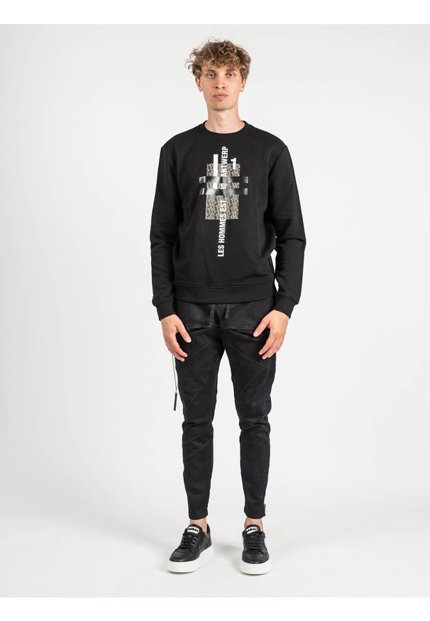 Les Hommes Bluza | LLH421-758P | Round Neck Sweater | Mężczyzna | Czarny. Okazja: na co dzień. Kolor: czarny. Materiał: bawełna. Wzór: nadruk. Styl: casual