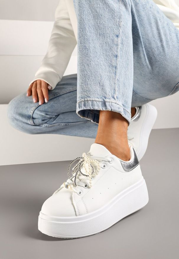 Born2be - Biało-Srebrne Sneakersy na Grubej Podeszwie Ozdobione Perełkami na Sznurówkach Sellira. Okazja: na co dzień. Nosek buta: okrągły. Zapięcie: sznurówki. Kolor: biały. Materiał: jeans. Wzór: aplikacja