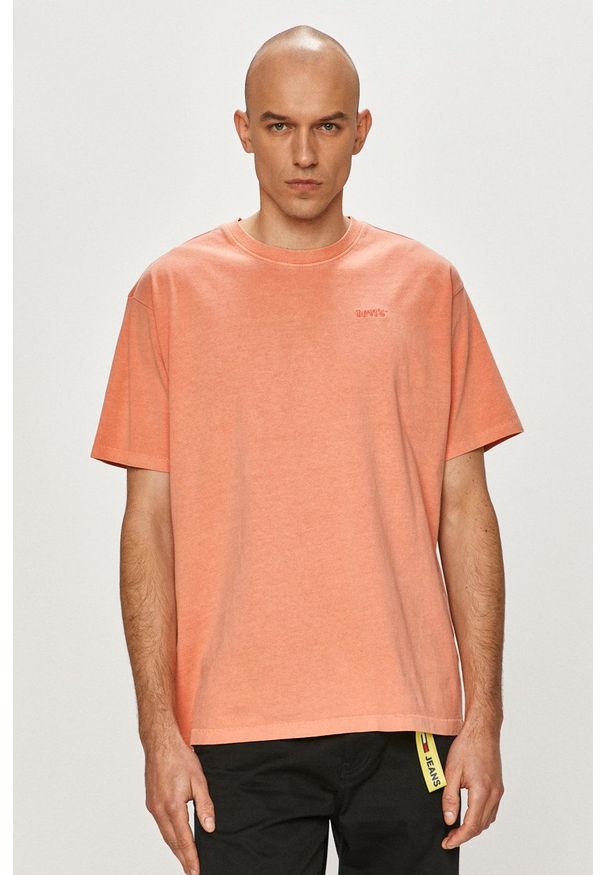 Levi's® - Levi's - T-shirt. Okazja: na co dzień, na spotkanie biznesowe. Kolor: pomarańczowy. Materiał: dzianina. Wzór: gładki. Styl: biznesowy, casual