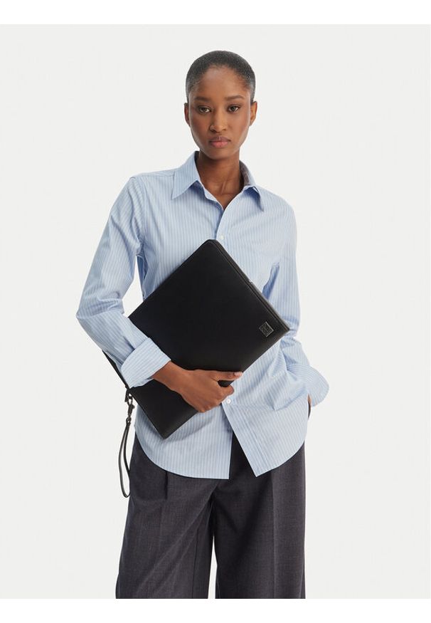 Calvin Klein Etui na tablet Emblem Hw Laptop Sleeve LV04D1171G Czarny. Kolor: czarny. Materiał: skóra
