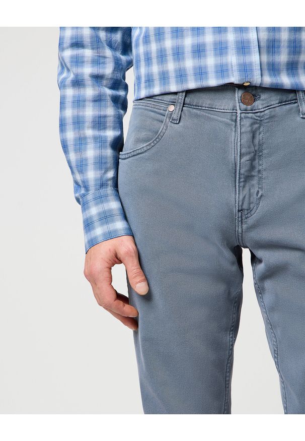 Wrangler - WRANGLER MĘSKIE SPODNIE JEANSOWE GREENSBORO DUSTY BLUE 112362404