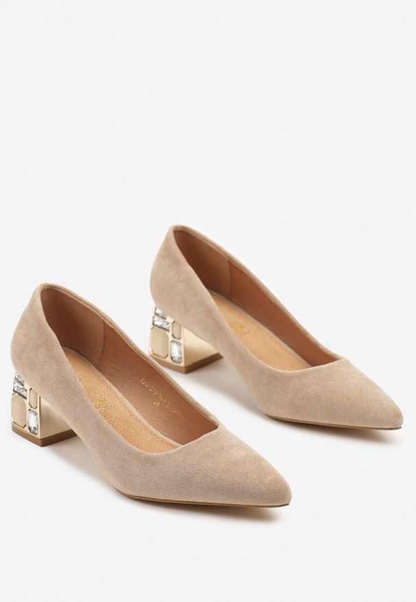 Renee - Beżowe Czółenka Vices na Obcasie z Metalicznym Aplikacjami z Wkładką ze Skóry Akappia. Okazja: na spotkanie biznesowe. Nosek buta: szpiczasty. Kolor: beżowy. Materiał: skóra. Wzór: aplikacja. Obcas: na obcasie. Styl: biznesowy, elegancki. Wysokość obcasa: średni