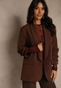 Renee - Jasnobrązowa Pudełkowa Marynarka Bez Zapięć z Wiskozą z Marszczonymi Rękawami Fenidia. Okazja: na spotkanie biznesowe. Kolor: brązowy. Materiał: wiskoza. Styl: biznesowy #1
