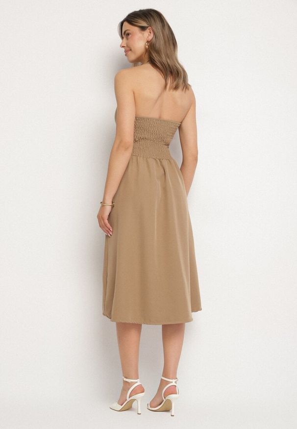 Born2be - Ciemnobeżowa Sukienka na Szyję z Ozdobnymi Guzikami Folorea. Kolor: beżowy