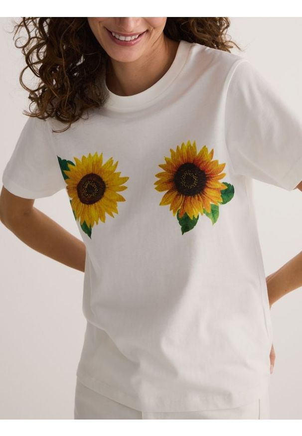 Reserved - T-shirt z nadrukiem - złamana biel. Materiał: bawełna, dzianina. Wzór: nadruk