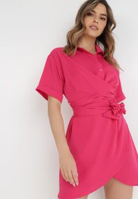 Born2be - Fuksjowa Sukienka Menelous. Kolor: różowy. Typ sukienki: koszulowe, kopertowe. Styl: elegancki. Długość: mini
