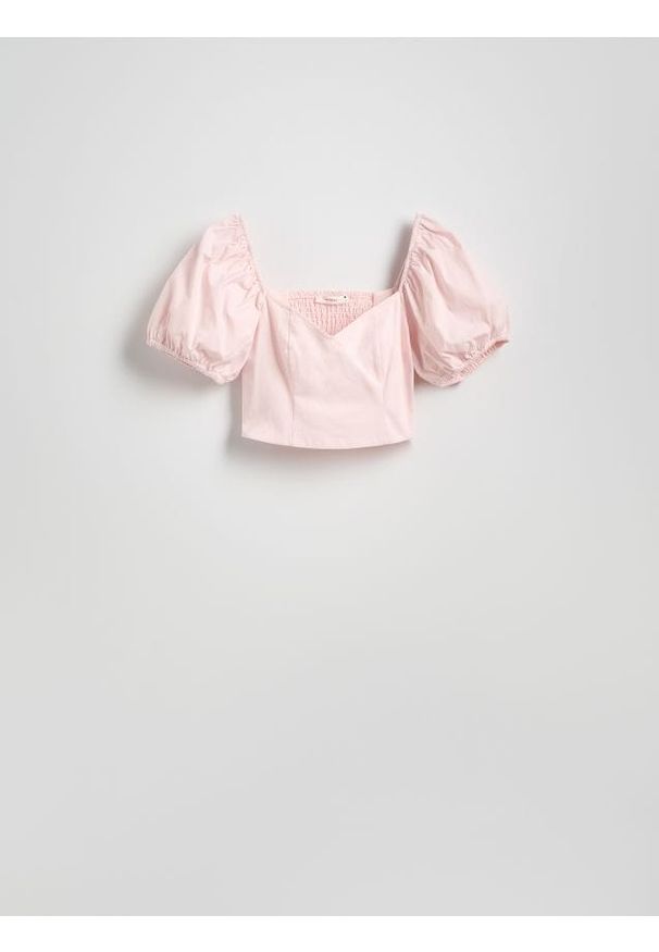 Reserved - Krótka bluzka z bufiastymi rękawami - pastelowy róż. Kolor: różowy. Materiał: dzianina. Długość: krótkie