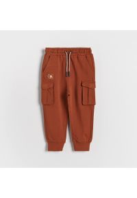 Reserved - Spodnie dresowe z kieszeniami cargo - Brązowy. Kolor: brązowy. Materiał: dresówka #1