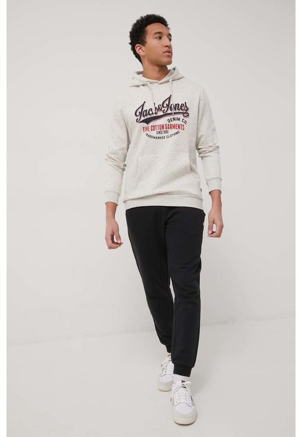 Jack & Jones bluza męska kolor beżowy z kapturem z nadrukiem. Typ kołnierza: kaptur. Kolor: beżowy. Materiał: dzianina. Wzór: nadruk