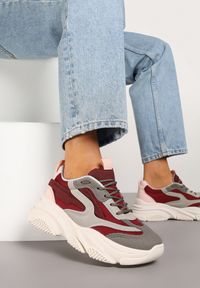 Renee - Bordowo-Beżowe Sneakersy na Tłoczonej Platformie z Geometrycznym Wzorem Fonetha. Okazja: na co dzień. Kolor: czerwony. Materiał: jeans. Wzór: geometria. Obcas: na platformie #6