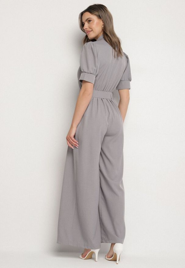 Born2be - Szary Taliowany Kombinezon z Ozdobną Klamrą Filateia. Kolor: szary. Styl: elegancki