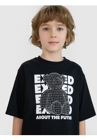 4f - 4F T-shirt oversize z nadrukiem chłopięcy - czarny 164 (13-14 lat). Okazja: na co dzień. Kolor: czarny. Materiał: dzianina, bawełna, jersey. Długość rękawa: krótki rękaw. Długość: krótkie. Wzór: nadruk. Sezon: lato. Styl: klasyczny, sportowy, casual