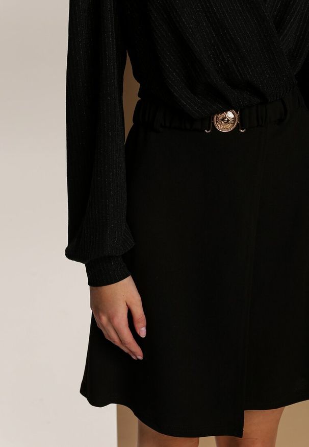 Renee - Czarna Sukienka Roseblossom. Kolor: czarny. Materiał: prążkowany. Długość rękawa: długi rękaw. Wzór: aplikacja. Typ sukienki: kopertowe, dopasowane. Styl: klasyczny