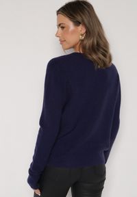 Born2be - Granatowy Sweter z Wiskozą i Wełną z Dekoltem w Serek Claida. Okazja: na co dzień. Typ kołnierza: dekolt w serek. Kolor: niebieski. Materiał: wełna, wiskoza. Styl: casual #7