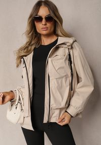 Renee - Beżowa Kurtka o Fasonie Wiatrówki Ozdobiona Kieszeniami Bralisa. Okazja: na co dzień, na spacer. Kolor: beżowy. Wzór: aplikacja. Styl: sportowy, casual, elegancki