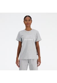 Koszulka damska New Balance WT41816AG – szara. Kolor: szary. Materiał: bawełna. Długość rękawa: krótki rękaw. Długość: krótkie. Wzór: napisy #1