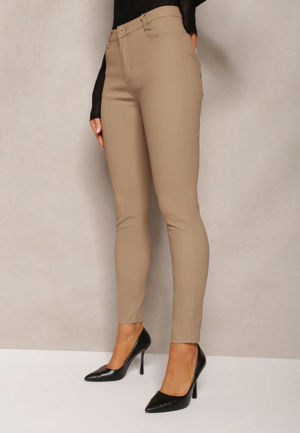Renee - Beżowe Spodnie Skinny z Ekoskóry Operwena. Okazja: na co dzień. Stan: podwyższony. Kolor: beżowy. Materiał: satyna. Długość: długie. Sezon: zima, jesień, wiosna. Styl: casual, sportowy, elegancki, wizytowy
