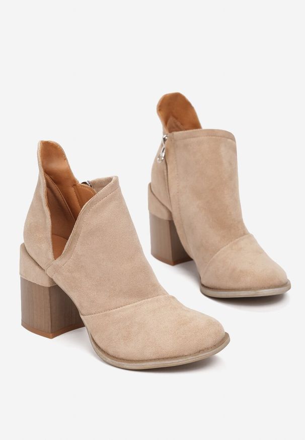 Renee - Beżowe Botki Dhysreia. Okazja: na co dzień. Wysokość cholewki: za kostkę. Kolor: beżowy. Materiał: jeans. Wzór: geometria. Obcas: na słupku. Styl: wizytowy, boho, casual