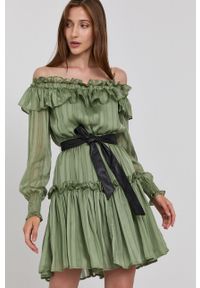 Guess - Sukienka. Typ kołnierza: dekolt hiszpanka. Kolor: zielony. Materiał: tkanina. Długość rękawa: długi rękaw. Typ sukienki: rozkloszowane #6