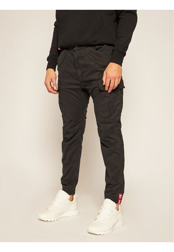 Alpha Industries Joggery Airman 188201 Czarny Tapered Fit. Kolor: czarny. Materiał: bawełna