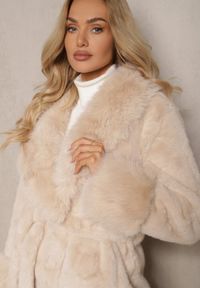 Renee - Beżowy Futrzany Płaszcz z Wiązanym Paskiem Ozdobnym Kołnierzem i Mankietami Viaressa. Okazja: na co dzień. Kolor: beżowy. Materiał: futro. Długość rękawa: długi rękaw. Długość: długie. Styl: casual, elegancki, rockowy #2