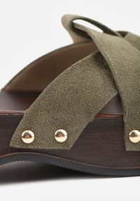 Renee - Zielone Rustykalne Klapki Typu Drewniaki z Nitami przy Podeszwie Avinore. Okazja: na co dzień. Kolor: zielony. Materiał: denim, zamsz, len. Wzór: haft, paski. Sezon: lato. Styl: casual, boho #8