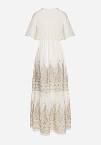 Born2be - Biała Kopertowa Sukienka z Wiskozy Ozdobiona Frędzlami Redare. Okazja: na co dzień. Typ kołnierza: dekolt w serek. Kolor: biały. Materiał: wiskoza. Wzór: aplikacja. Typ sukienki: kopertowe. Styl: casual, klasyczny, boho #5