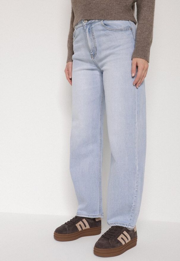 Born2be - Niebieskie Jeansy o Fasonie Slouchy z Wysokim Stanem Zarinvia. Okazja: na co dzień, na spotkanie biznesowe, do pracy. Stan: podwyższony. Kolor: niebieski. Styl: casual, biznesowy, klasyczny