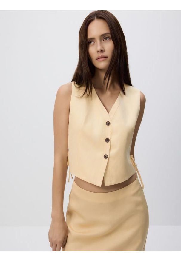 Reserved - Kamizelka z lnem - jasnożółty. Kolor: żółty. Materiał: len. Wzór: gładki. Styl: klasyczny