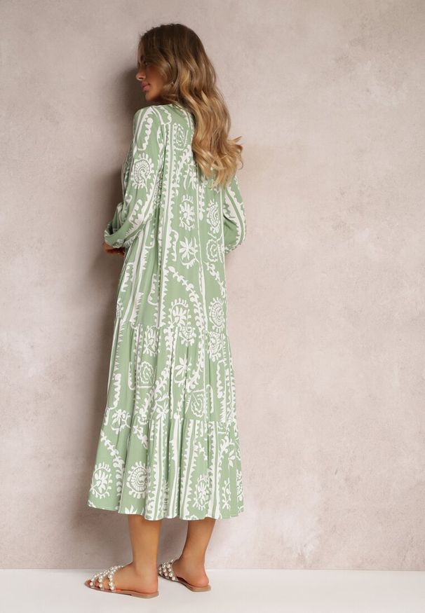 Renee - Jasnozielona Rozkloszowana Sukienka Midi z Falbanką na Dole i Trójkątnym Dekoltem Kiria. Kolor: zielony. Wzór: aplikacja. Styl: boho. Długość: midi