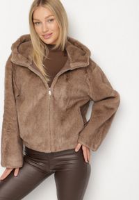 Born2be - Brązowa Kurtka Futrzana z Nieodpinanym Kapturem Lanasia. Okazja: na co dzień. Kolor: brązowy. Materiał: futro. Styl: casual, elegancki #2