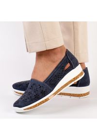 Granatowe półbuty damskie M.Daszyński 1840-4a. Kolor: niebieski. Materiał: skóra. Obcas: na obcasie. Wysokość obcasa: średni #1