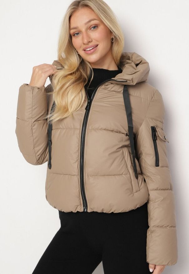 Born2be - Ciemnobeżowa Prosta Kurtka Pikowana z Kapturem i Kieszeniami Mirilda. Okazja: na spacer, na co dzień. Typ kołnierza: kaptur. Kolor: beżowy. Materiał: jeans. Sezon: zima. Styl: klasyczny, casual, elegancki