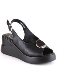 Skórzane sandały damskie na koturnie czarne Filippo DS4406. Kolor: czarny. Materiał: skóra. Obcas: na koturnie #1