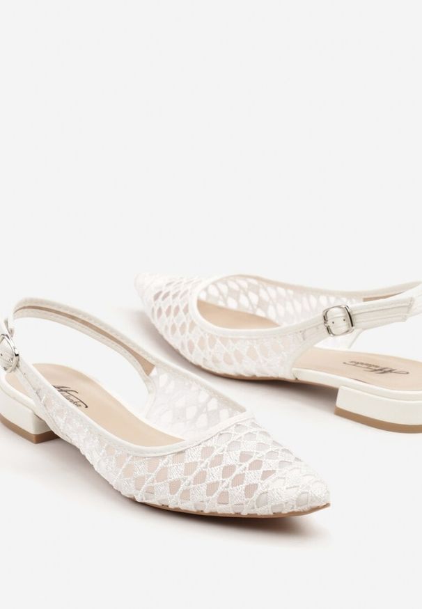 Renee - Białe Sandały Typu Slingback z Szydełkowym Zdobieniem Neonessa. Okazja: na co dzień. Zapięcie: sprzączka. Kolor: biały. Wzór: aplikacja. Sezon: lato. Obcas: na obcasie. Styl: elegancki, casual. Wysokość obcasa: niski