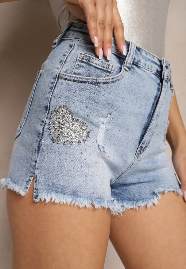 Renee - Niebieskie Szorty z Postrzępionymi Krawędziami i Cyrkoniami Lenluni. Kolor: niebieski. Materiał: jeans. Wzór: aplikacja