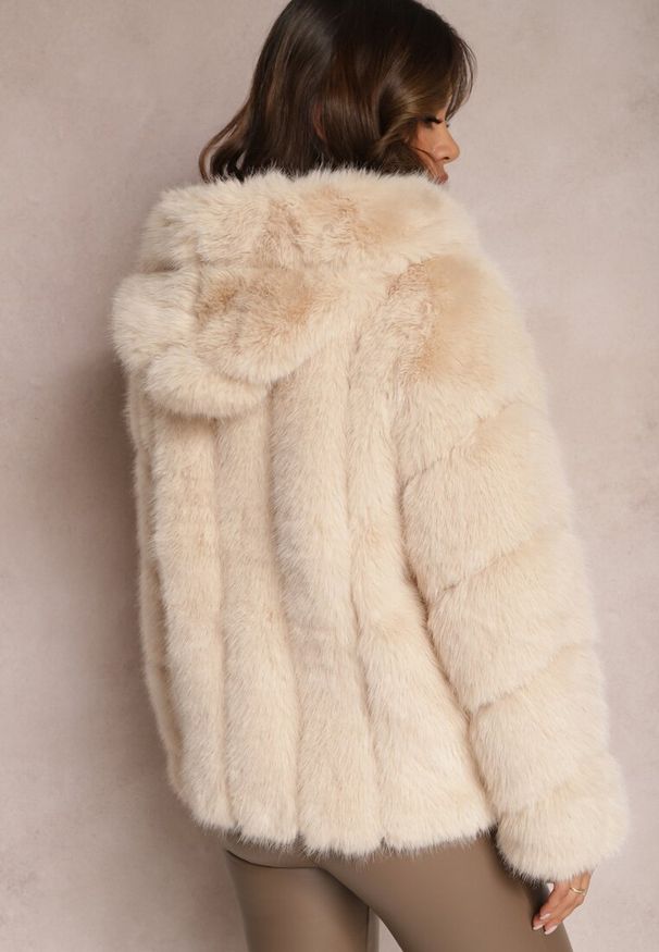 Renee - Beżowa Kurtka z Futerkiem i Kapturem Haiattas. Kolor: beżowy. Materiał: futro. Wzór: aplikacja