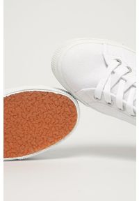 Superga Tenisówki damskie kolor biały. Nosek buta: okrągły. Zapięcie: sznurówki. Kolor: biały. Materiał: guma. Obcas: na platformie #5