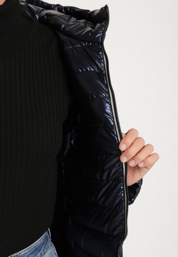 Born2be - Granatowa Pikowana Kurtka Dwustronna z Kapturem Alarrise. Okazja: na spacer. Typ kołnierza: kaptur. Kolor: niebieski. Materiał: skóra, jeans. Wzór: gładki