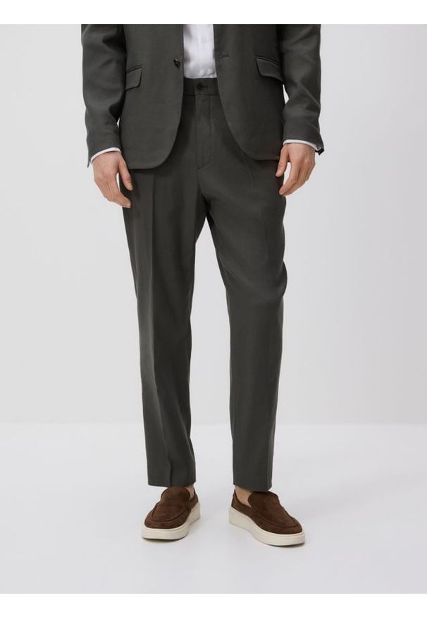 Reserved - Garniturowe spodnie carrot z lnem - ciemnozielony. Kolor: zielony. Materiał: len