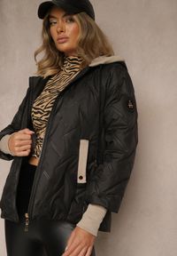 Renee - Czarna Kurtka z Pikowanymi Przeszyciami Kontrastowymi Wstawkami i Kapturem Tulirea. Okazja: na co dzień. Typ kołnierza: kaptur. Kolor: czarny. Materiał: jeans. Styl: casual, elegancki