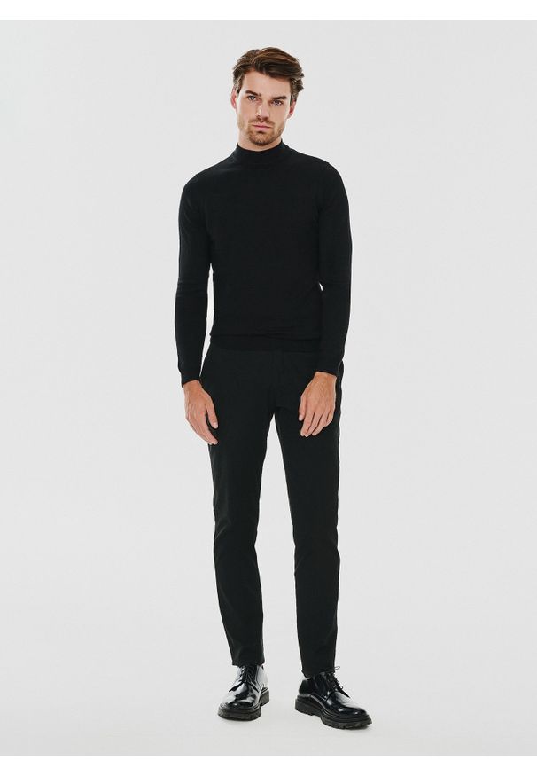 Pako Lorente - PAKO LORENTE – Czarny gładki półgolf męski. Kolor: niebieski, czarny. Materiał: nylon, wiskoza. Wzór: gładki. Sezon: jesień